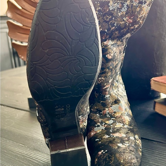 Chanii.B Ankle Boots - Picture 4 of 4